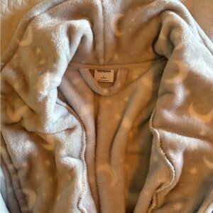 Sonoma Soft Gray Moon Pattern Fleece Robe